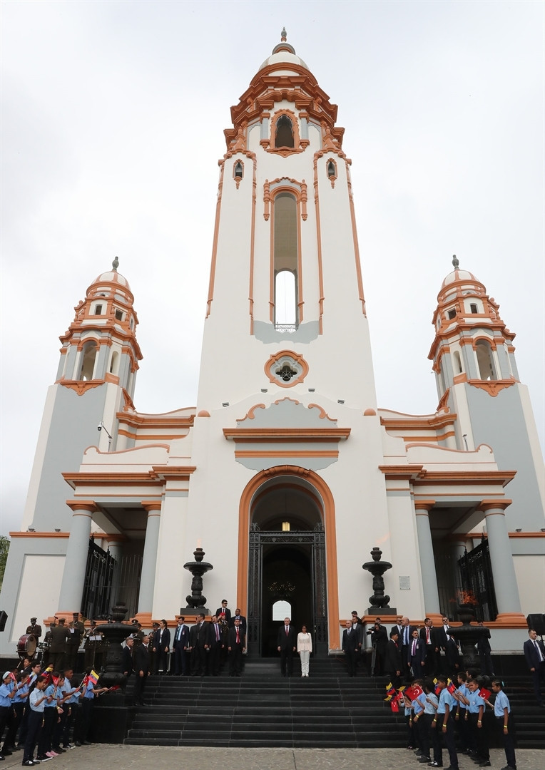 Madurodan dikkat çeken hareket Türk bayrağını yerde görünce...