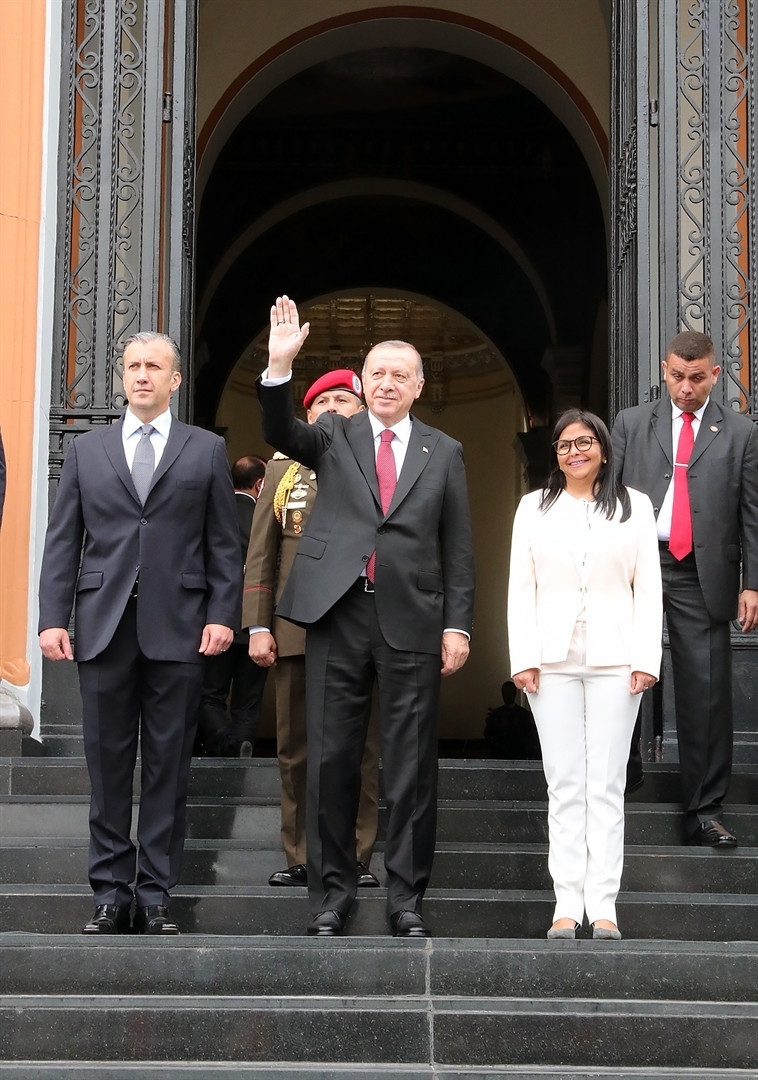 Madurodan dikkat çeken hareket Türk bayrağını yerde görünce...