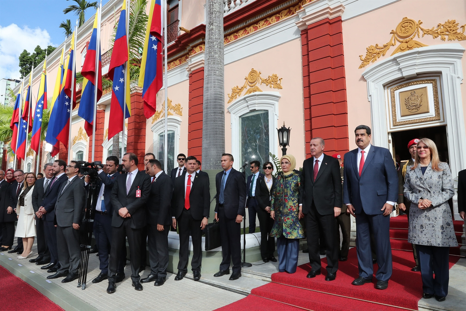 Madurodan dikkat çeken hareket Türk bayrağını yerde görünce...