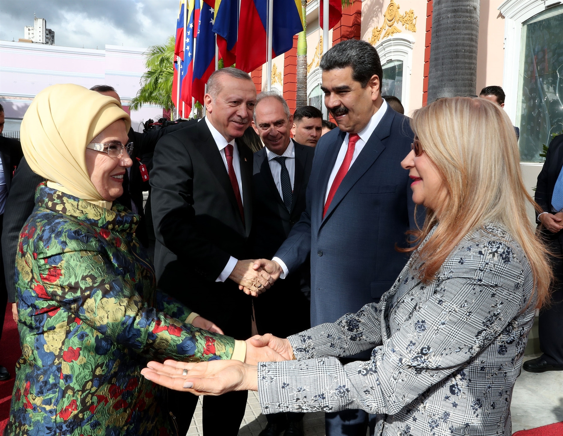 Madurodan dikkat çeken hareket Türk bayrağını yerde görünce...