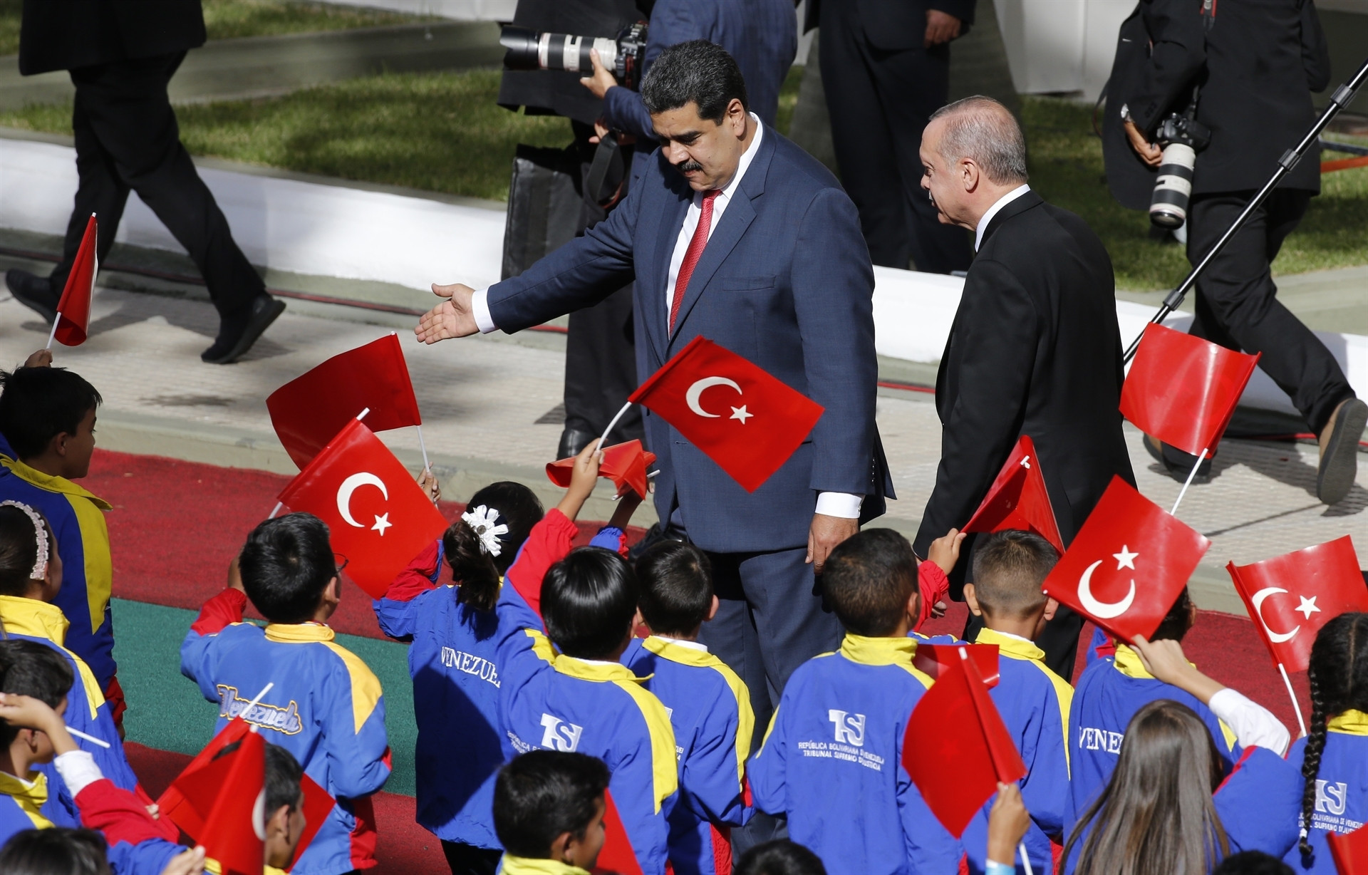 Madurodan dikkat çeken hareket Türk bayrağını yerde görünce...