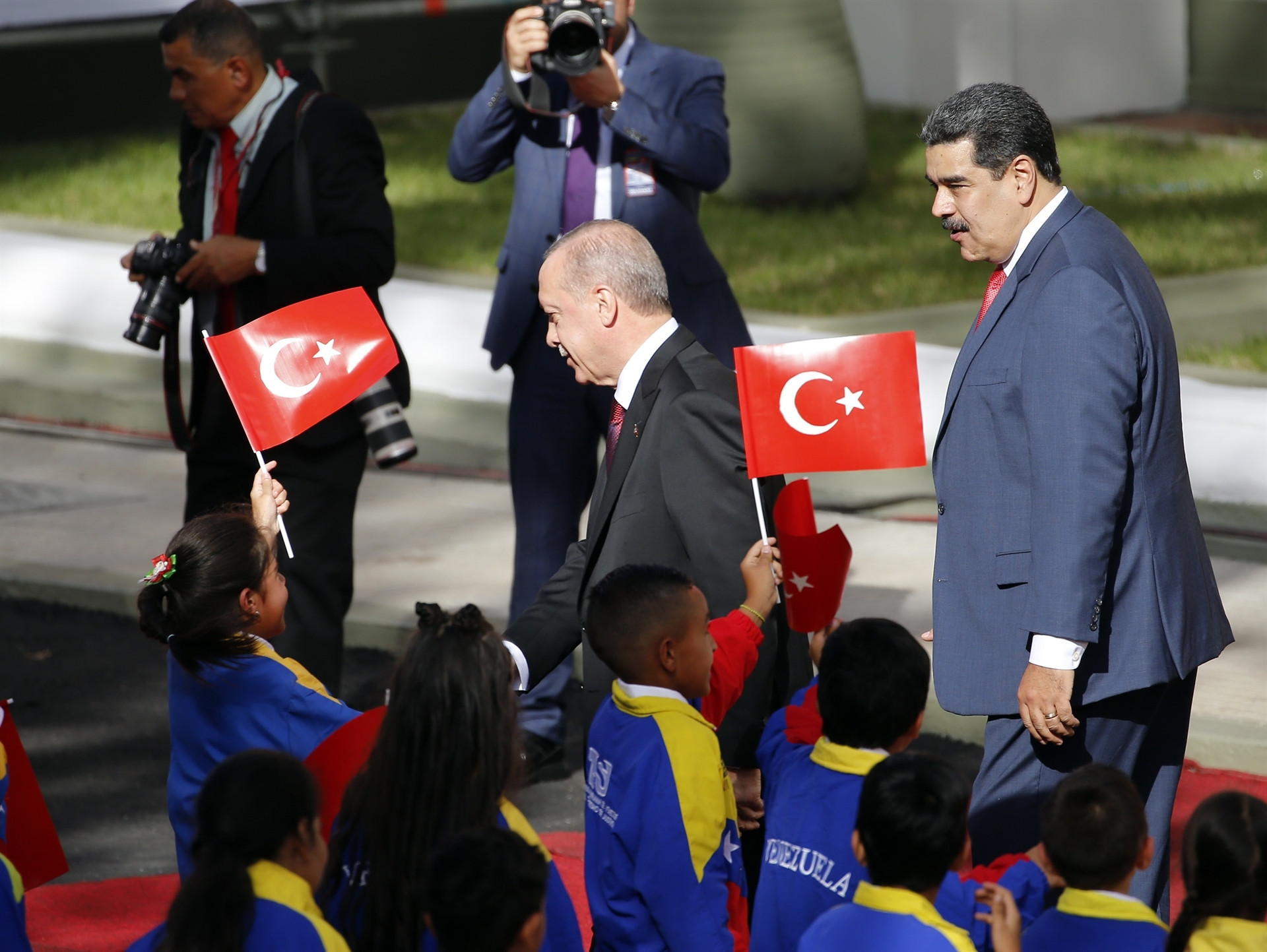 Madurodan dikkat çeken hareket Türk bayrağını yerde görünce...