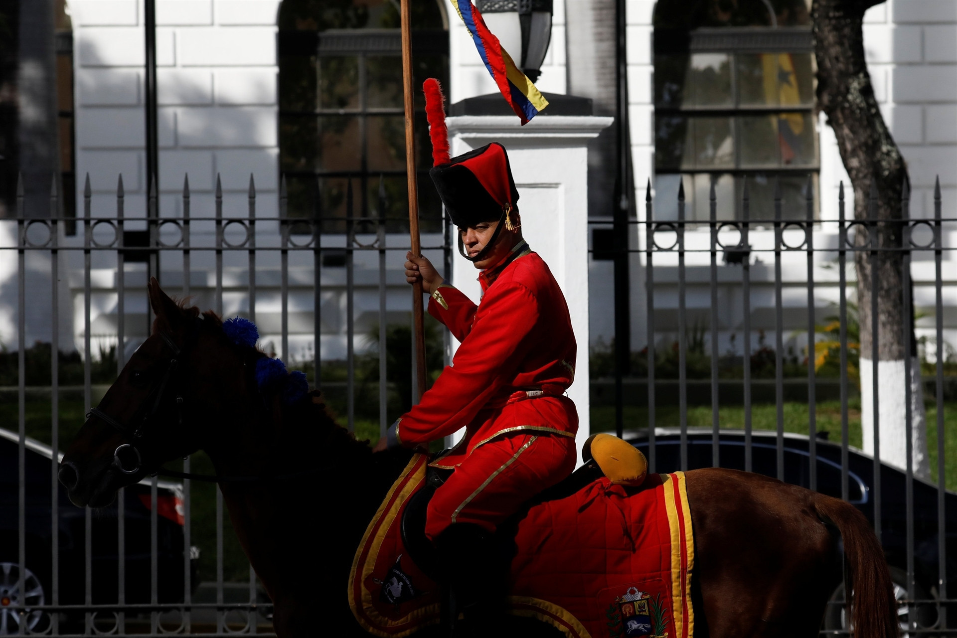 Madurodan dikkat çeken hareket Türk bayrağını yerde görünce...