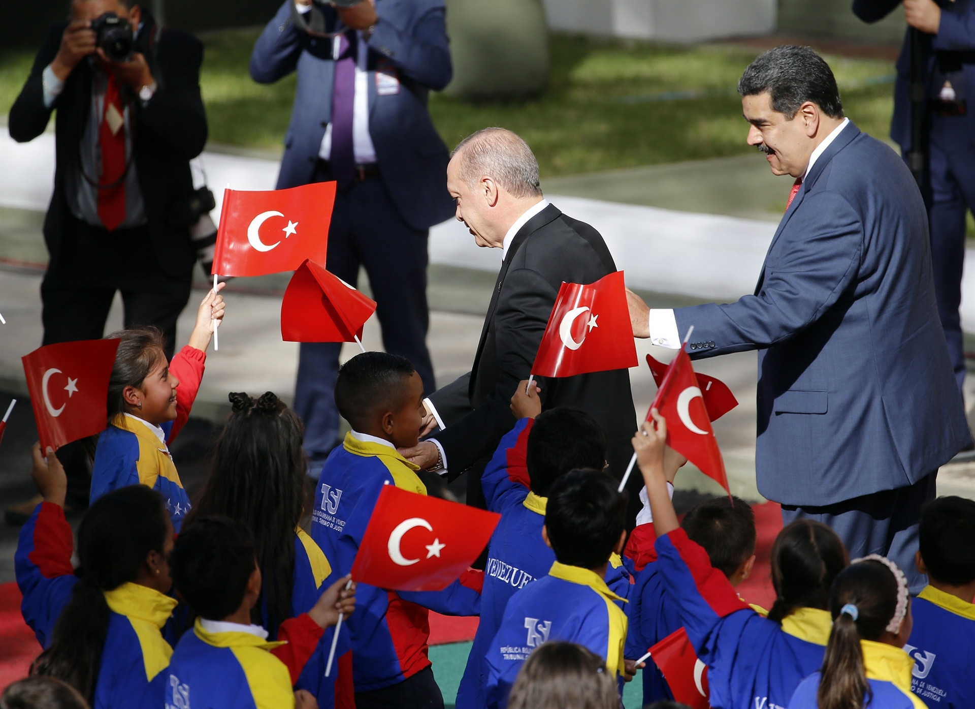 Madurodan dikkat çeken hareket Türk bayrağını yerde görünce...