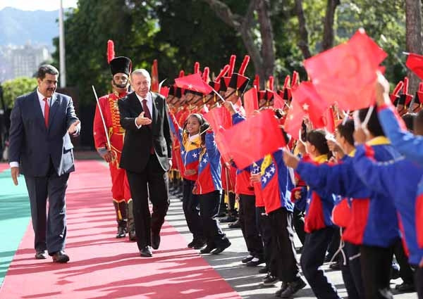 Madurodan dikkat çeken hareket Türk bayrağını yerde görünce...