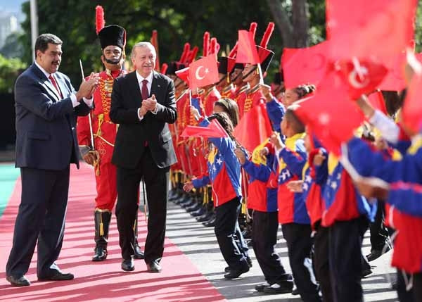 Madurodan dikkat çeken hareket Türk bayrağını yerde görünce...