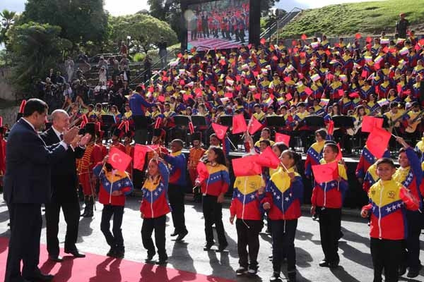 Madurodan dikkat çeken hareket Türk bayrağını yerde görünce...