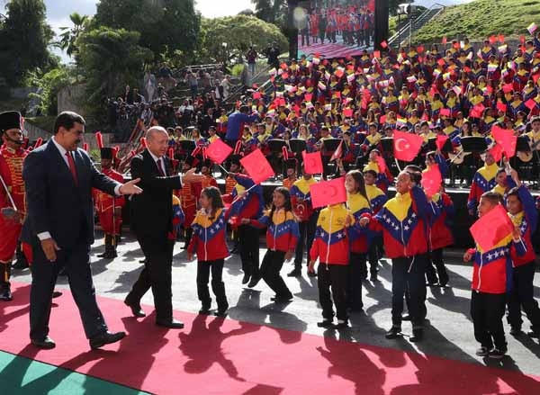 Madurodan dikkat çeken hareket Türk bayrağını yerde görünce...