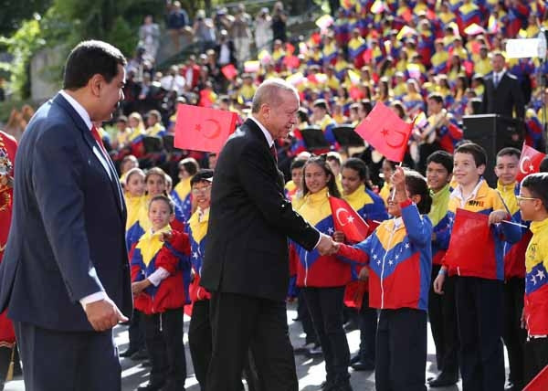 Madurodan dikkat çeken hareket Türk bayrağını yerde görünce...