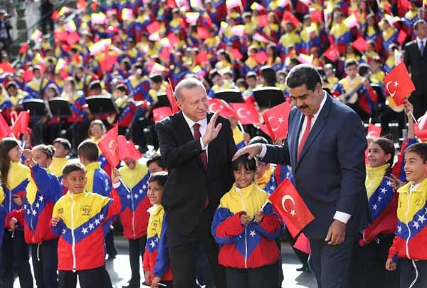 Madurodan dikkat çeken hareket Türk bayrağını yerde görünce...