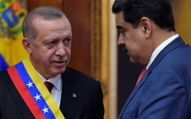 Madurodan dikkat çeken hareket Türk bayrağını yerde görünce...