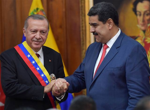 Madurodan dikkat çeken hareket Türk bayrağını yerde görünce...