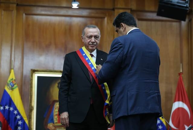 Madurodan dikkat çeken hareket Türk bayrağını yerde görünce...