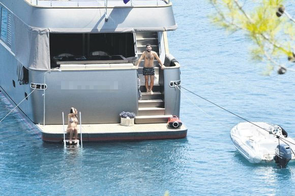 Arda Turan’dan eşine milyonluk jest