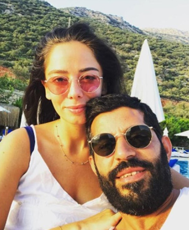 1,5 yıl önce evlenmişlerdi Ben sessiz kaldıkça... 1,5 yıl önce evlenmişlerdi Ben sessiz kaldıkça...