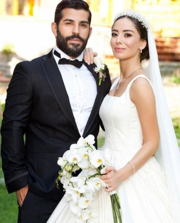 1,5 yıl önce evlenmişlerdi Ben sessiz kaldıkça... 1,5 yıl önce evlenmişlerdi Ben sessiz kaldıkça...