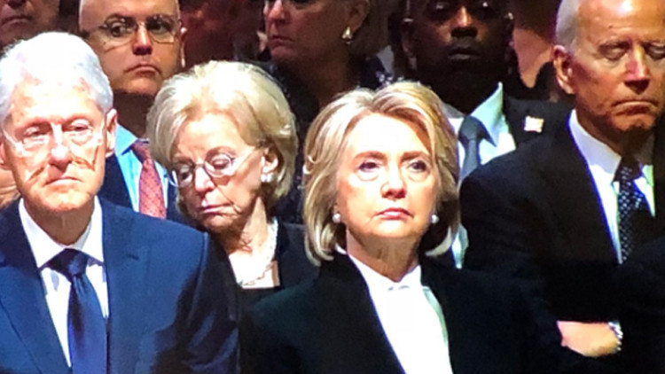 Bill Clinton ve Joe Bidenın, Bushun cenazesinde uyuması tartışma yarattı