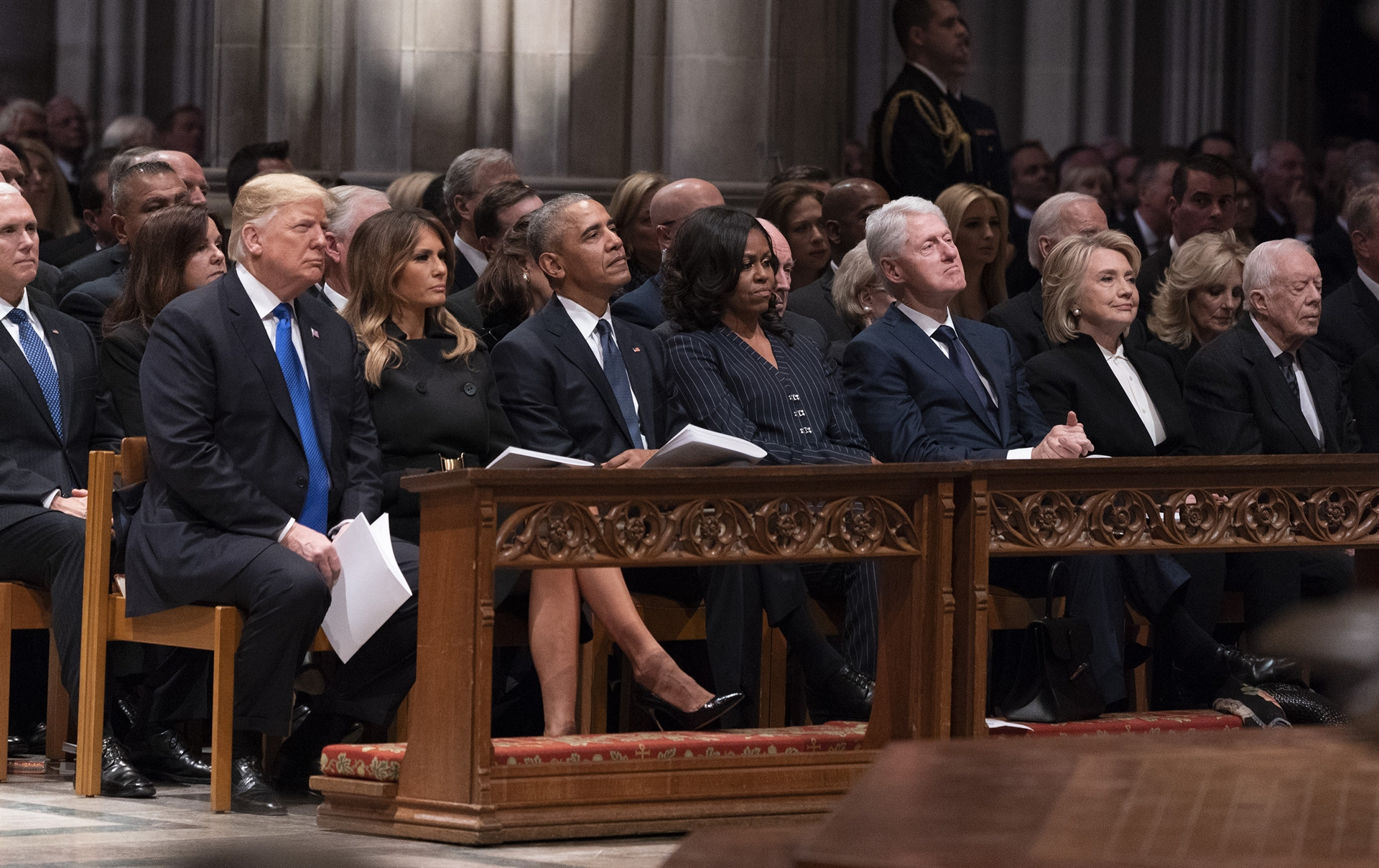 Bill Clinton ve Joe Bidenın, Bushun cenazesinde uyuması tartışma yarattı