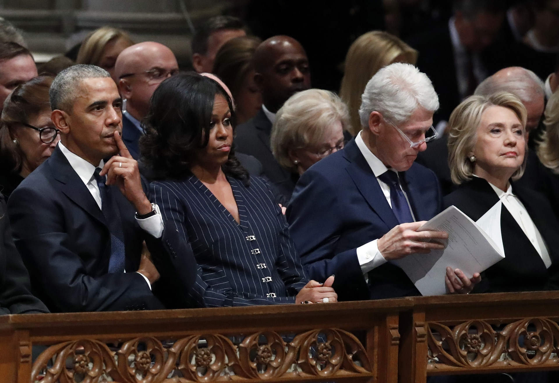 Bill Clinton ve Joe Bidenın, Bushun cenazesinde uyuması tartışma yarattı