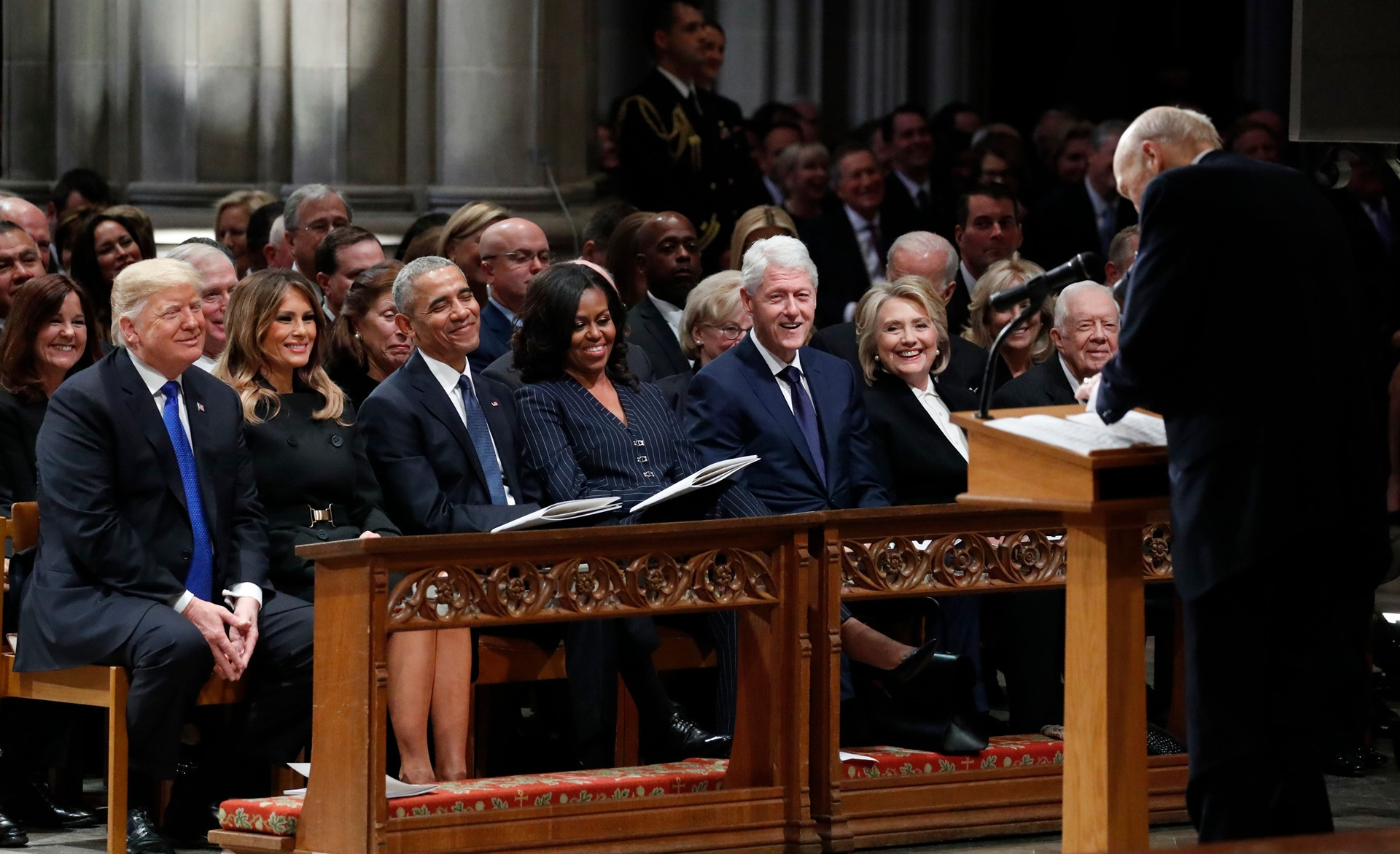 Bill Clinton ve Joe Bidenın, Bushun cenazesinde uyuması tartışma yarattı