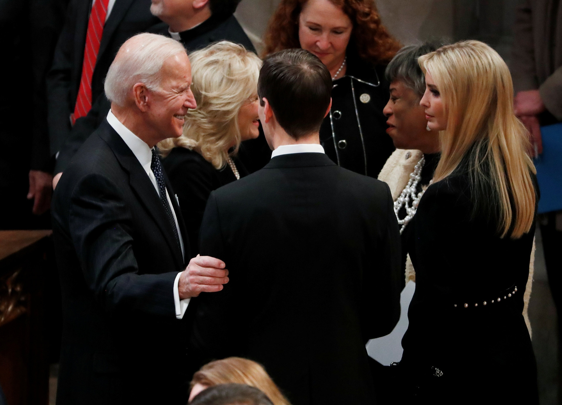 Bill Clinton ve Joe Bidenın, Bushun cenazesinde uyuması tartışma yarattı