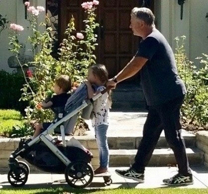 Biz de ne yapalım, bebek gezdiriyoruz işte