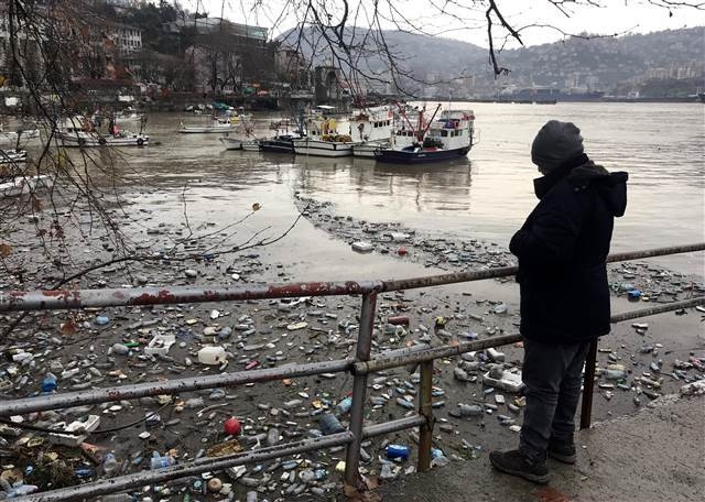 Zonguldak Limanı çöple doldu