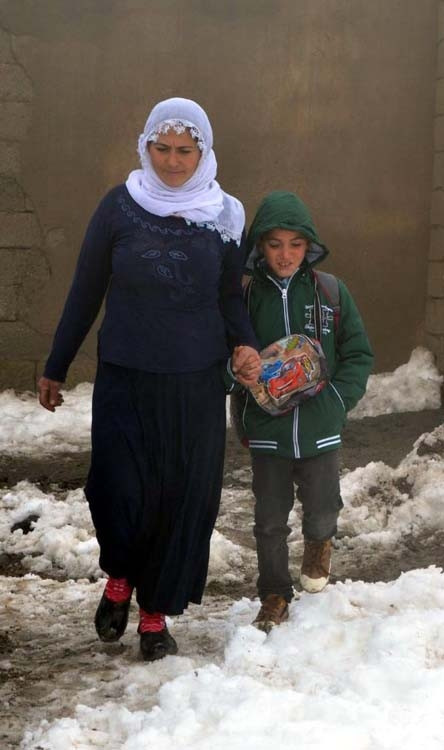 Battaniyeden yapılan çantayı kullanan İsmail’in yüzü güldü