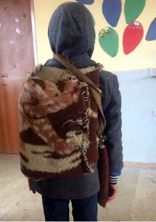 Battaniyeden yapılan çantayı kullanan İsmail’in yüzü güldü