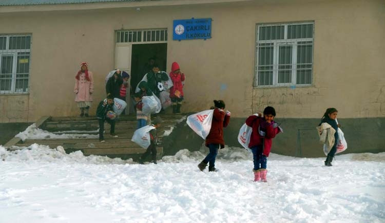 Battaniyeden yapılan çantayı kullanan İsmail’in yüzü güldü