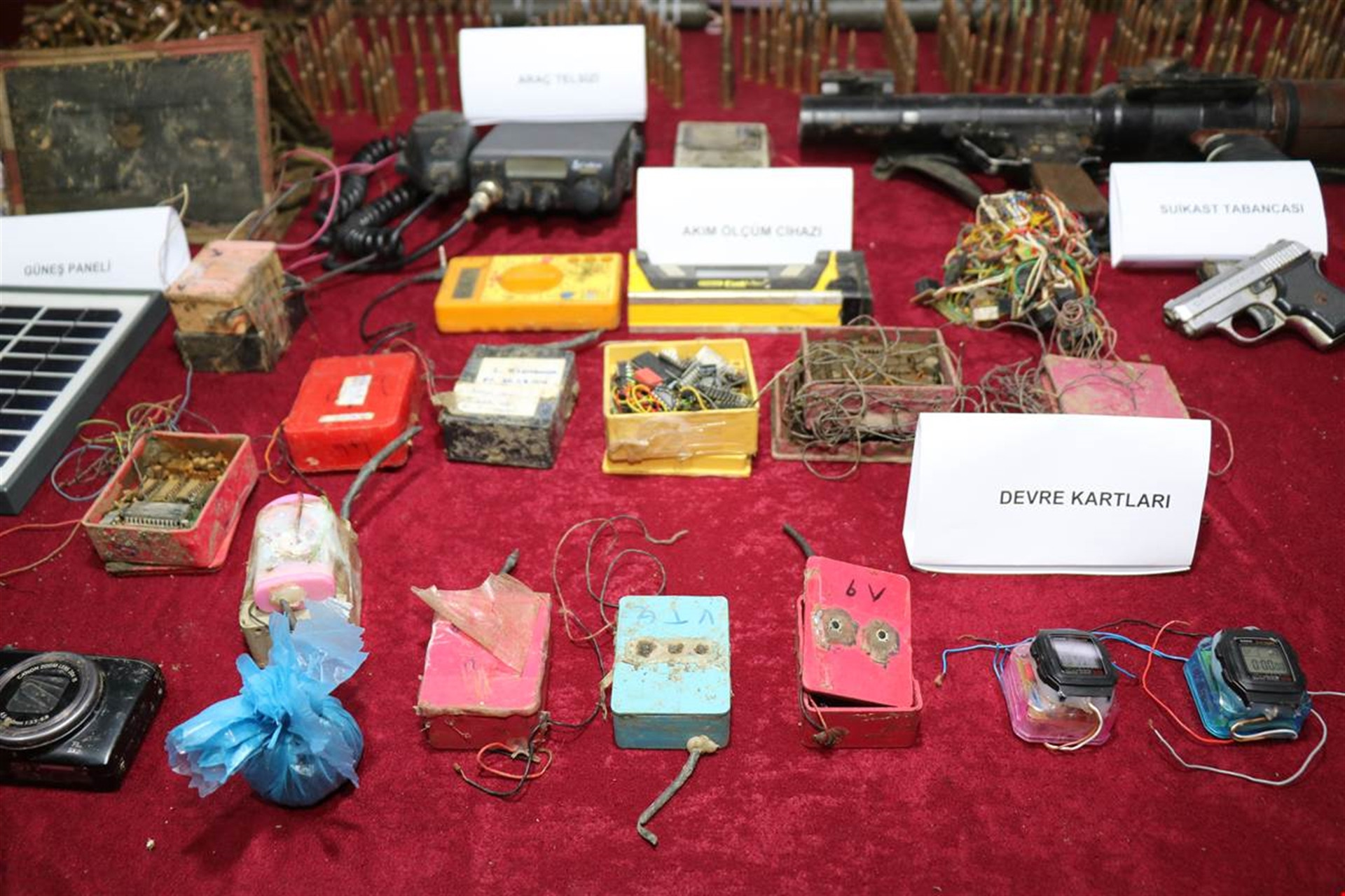 Terör örgütüne darbe 23 sığınak ve barınak bulundu