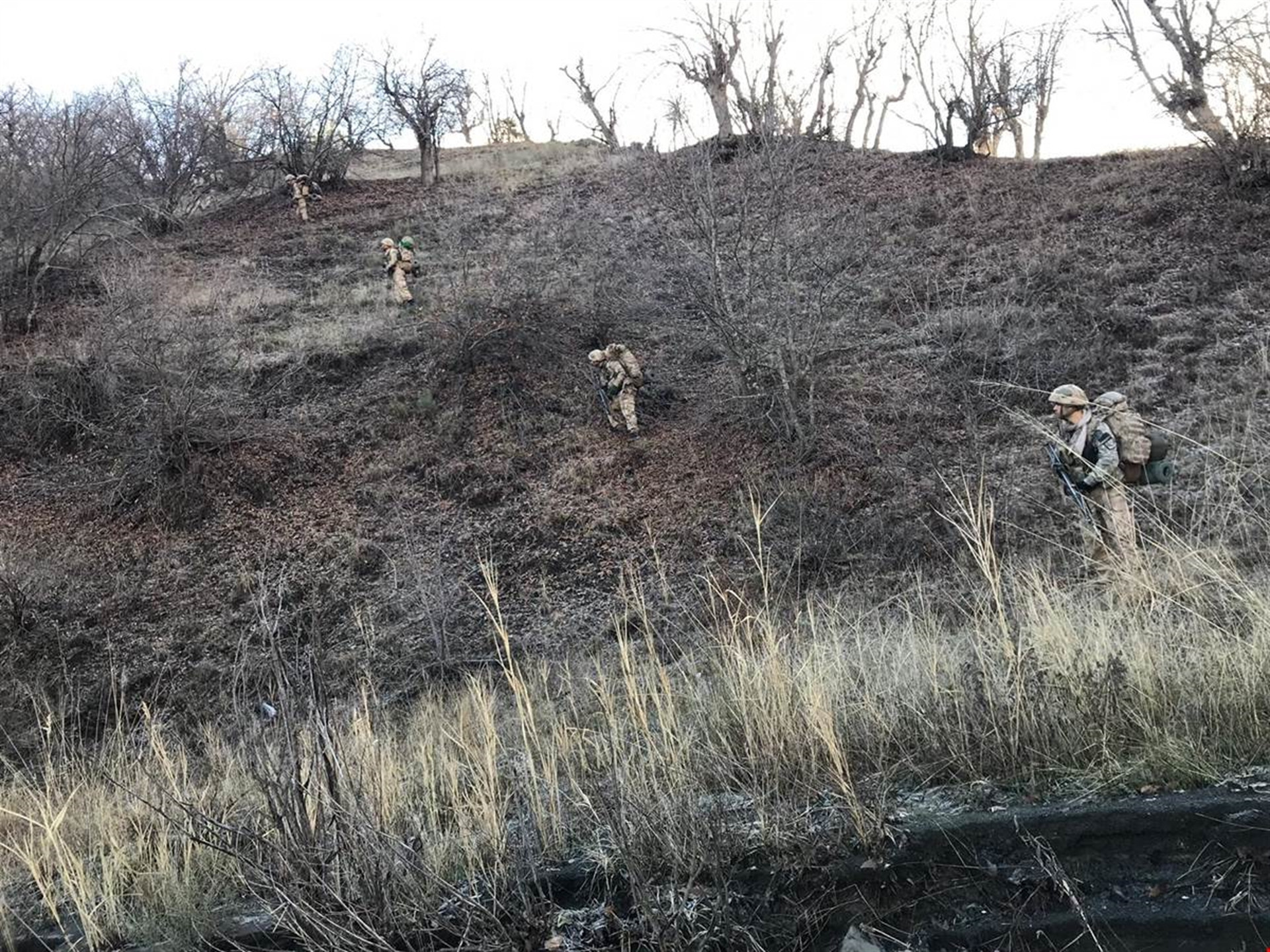 Terör örgütüne darbe 23 sığınak ve barınak bulundu