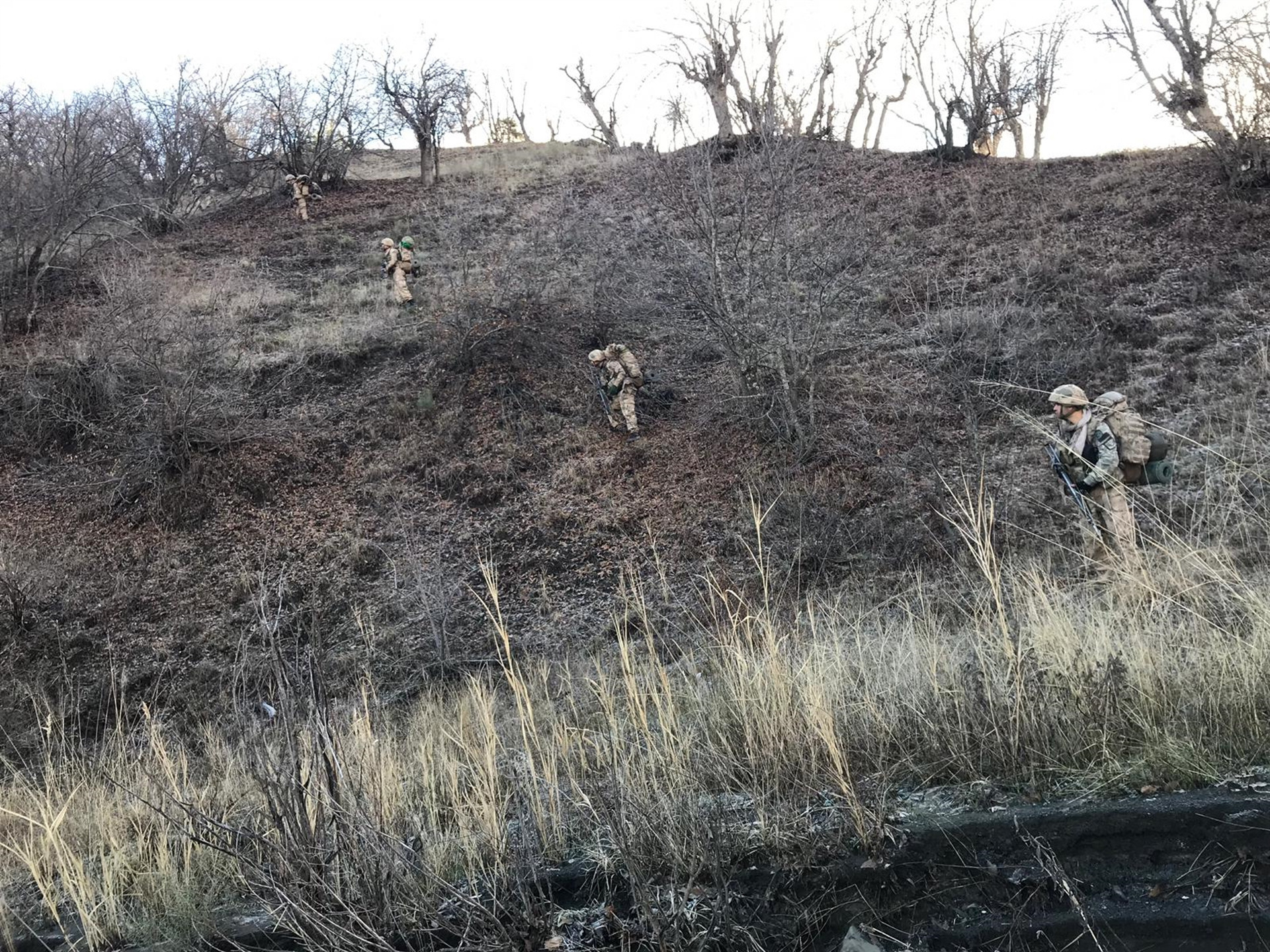Terör örgütüne darbe 23 sığınak ve barınak bulundu