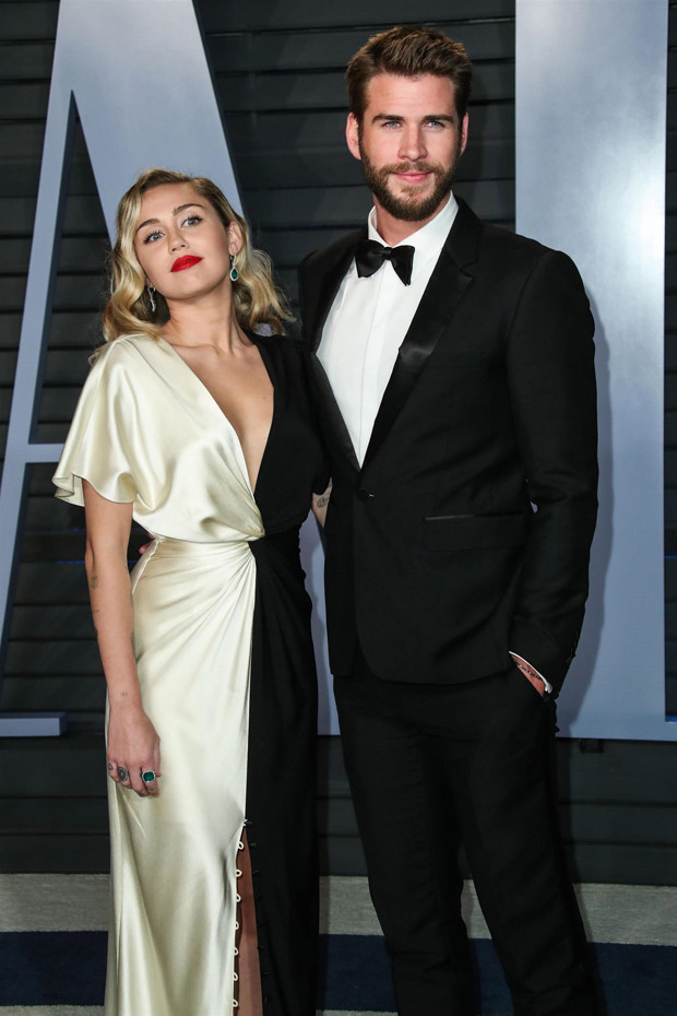 Kafa karıştıran fotoğraf: Düğün pastası bile kestiler