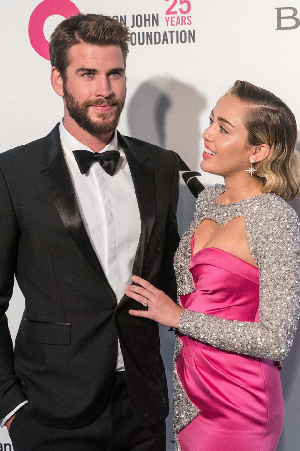 Kafa karıştıran fotoğraf: Düğün pastası bile kestiler