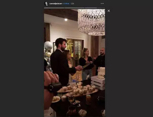 Kafa karıştıran fotoğraf: Düğün pastası bile kestiler