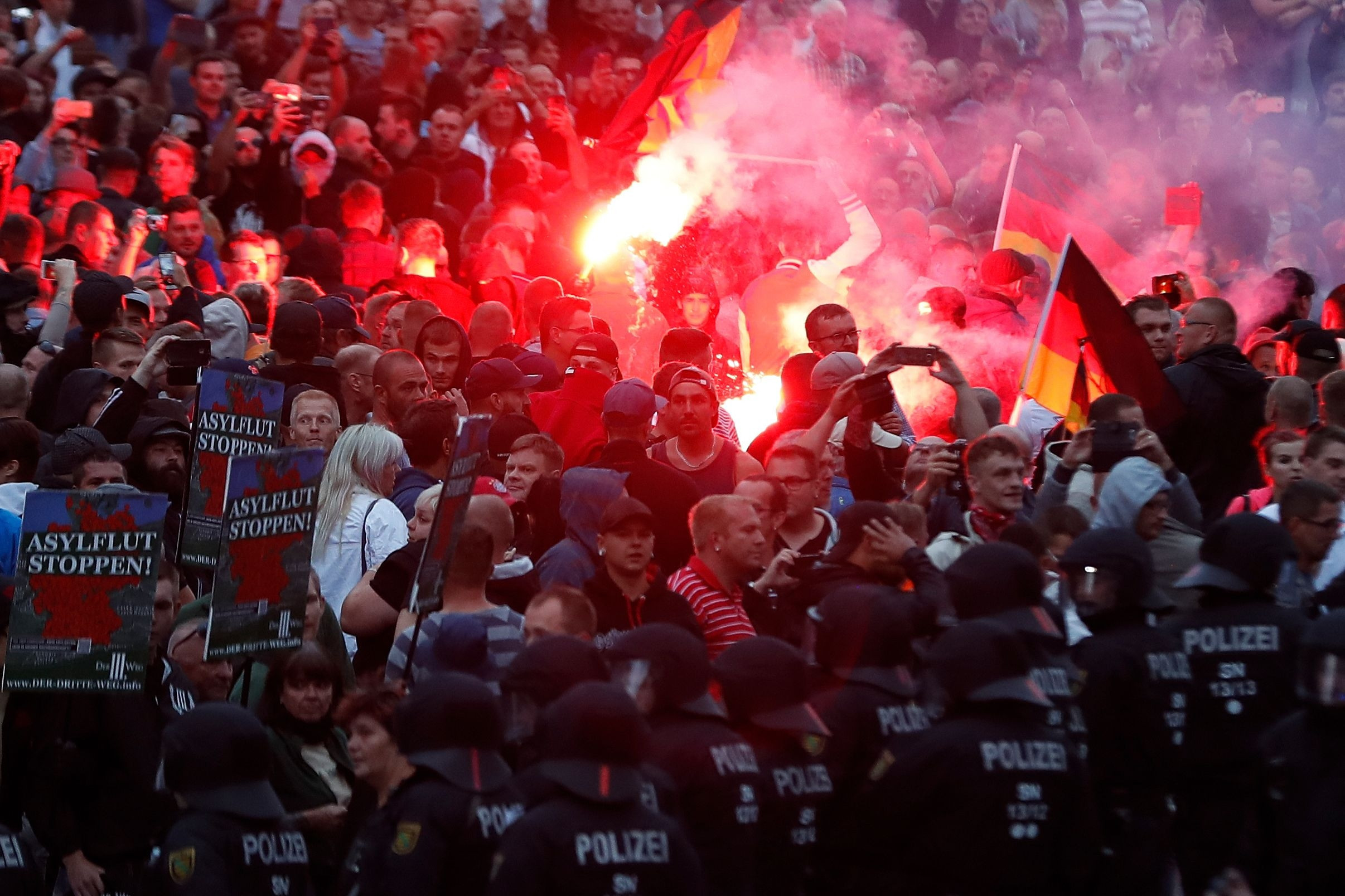 Neonazilerin pankartından bu kez bakın ne çıktı