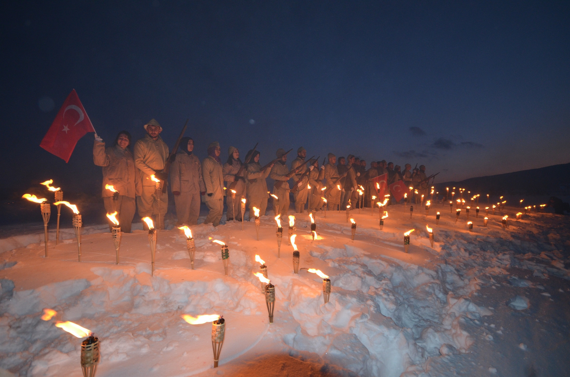 Sarıkamış şehitleri için eksi 15 derecede saygı nöbeti