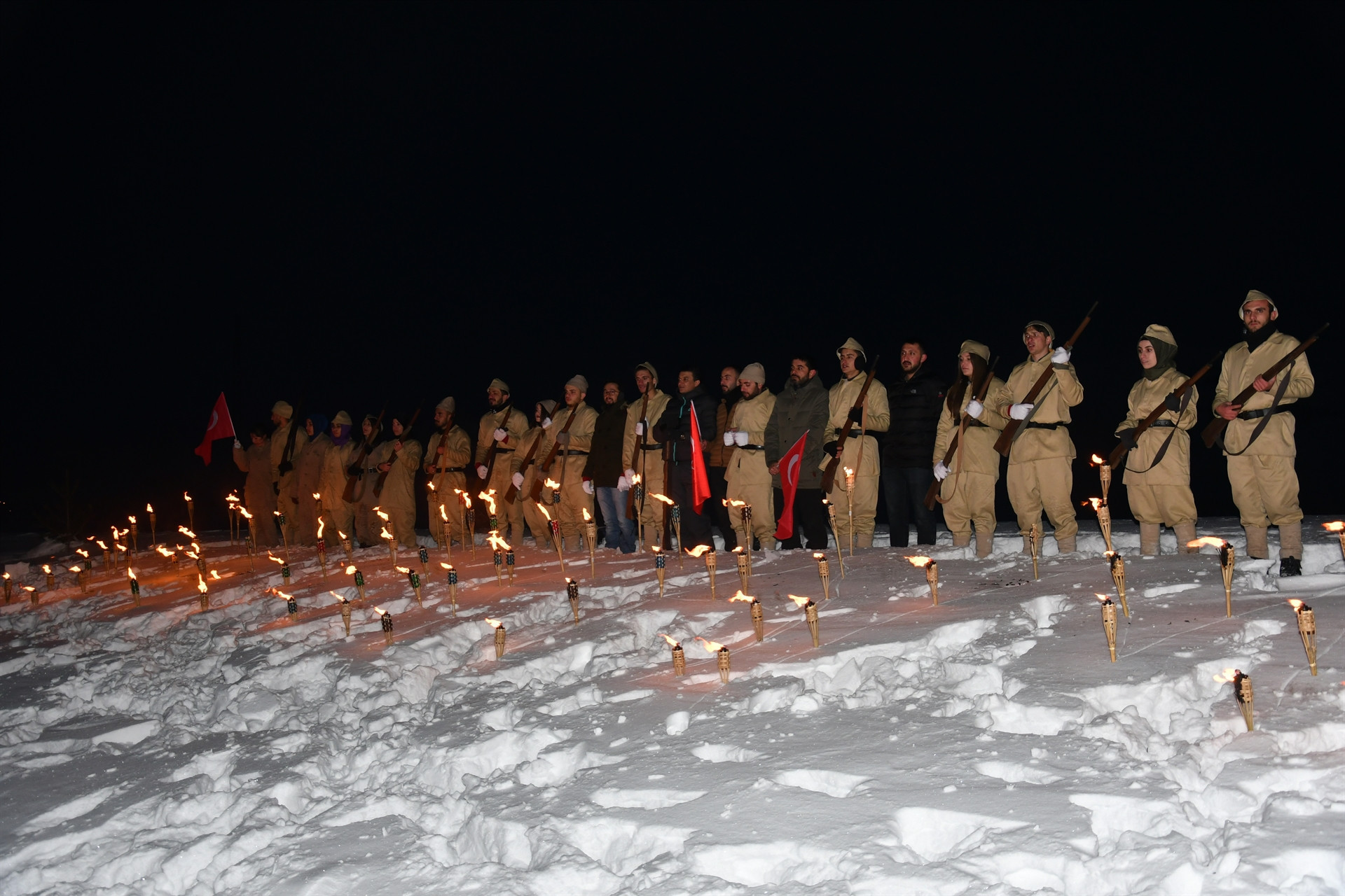 Sarıkamış şehitleri için eksi 15 derecede saygı nöbeti