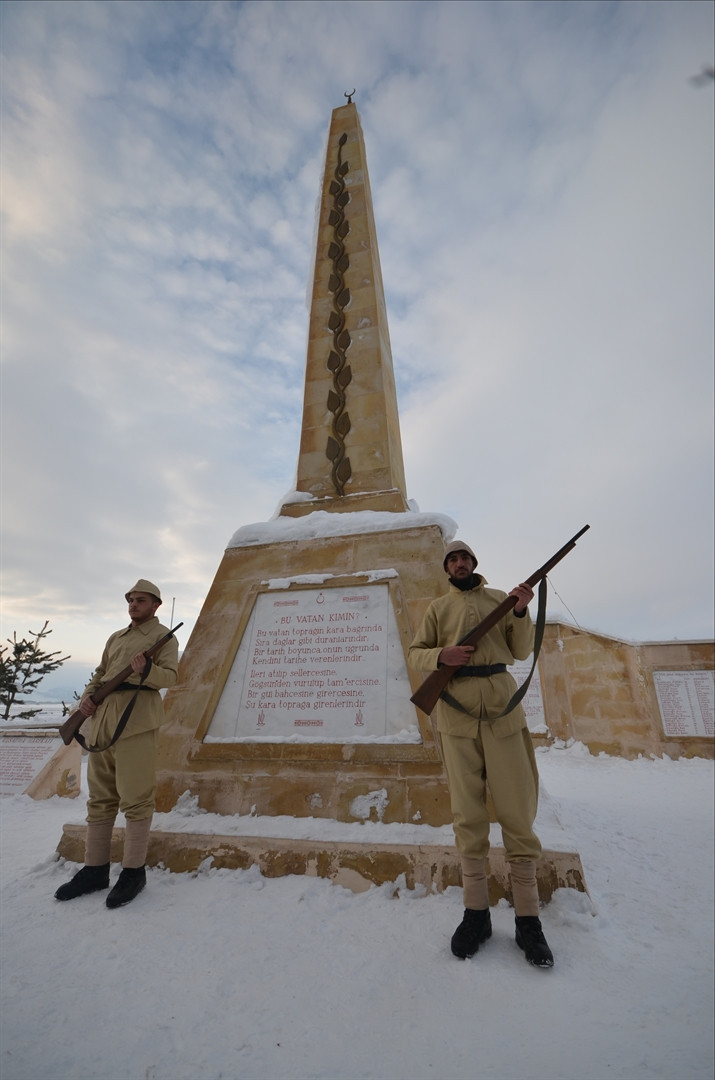 Sarıkamış şehitleri için eksi 15 derecede saygı nöbeti