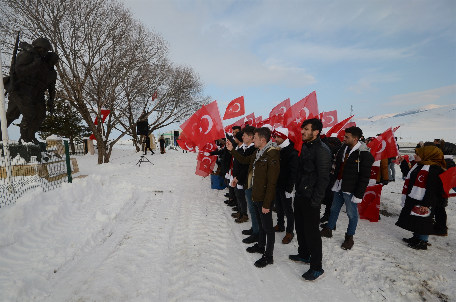 Sarıkamış şehitleri için eksi 15 derecede saygı nöbeti