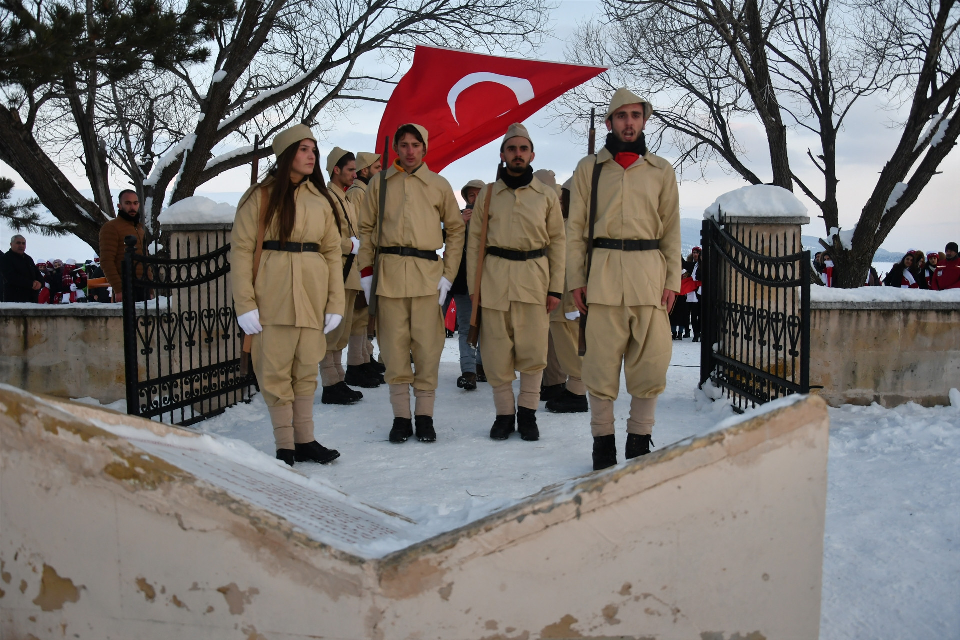 Sarıkamış şehitleri için eksi 15 derecede saygı nöbeti