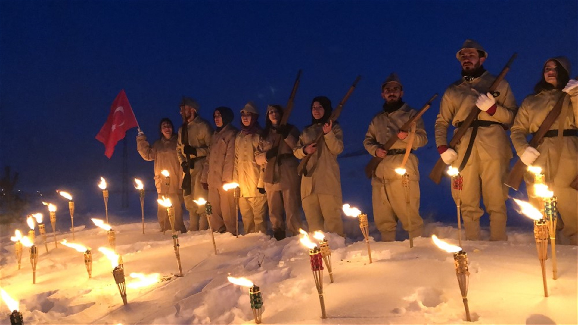 Sarıkamış şehitleri için eksi 15 derecede saygı nöbeti