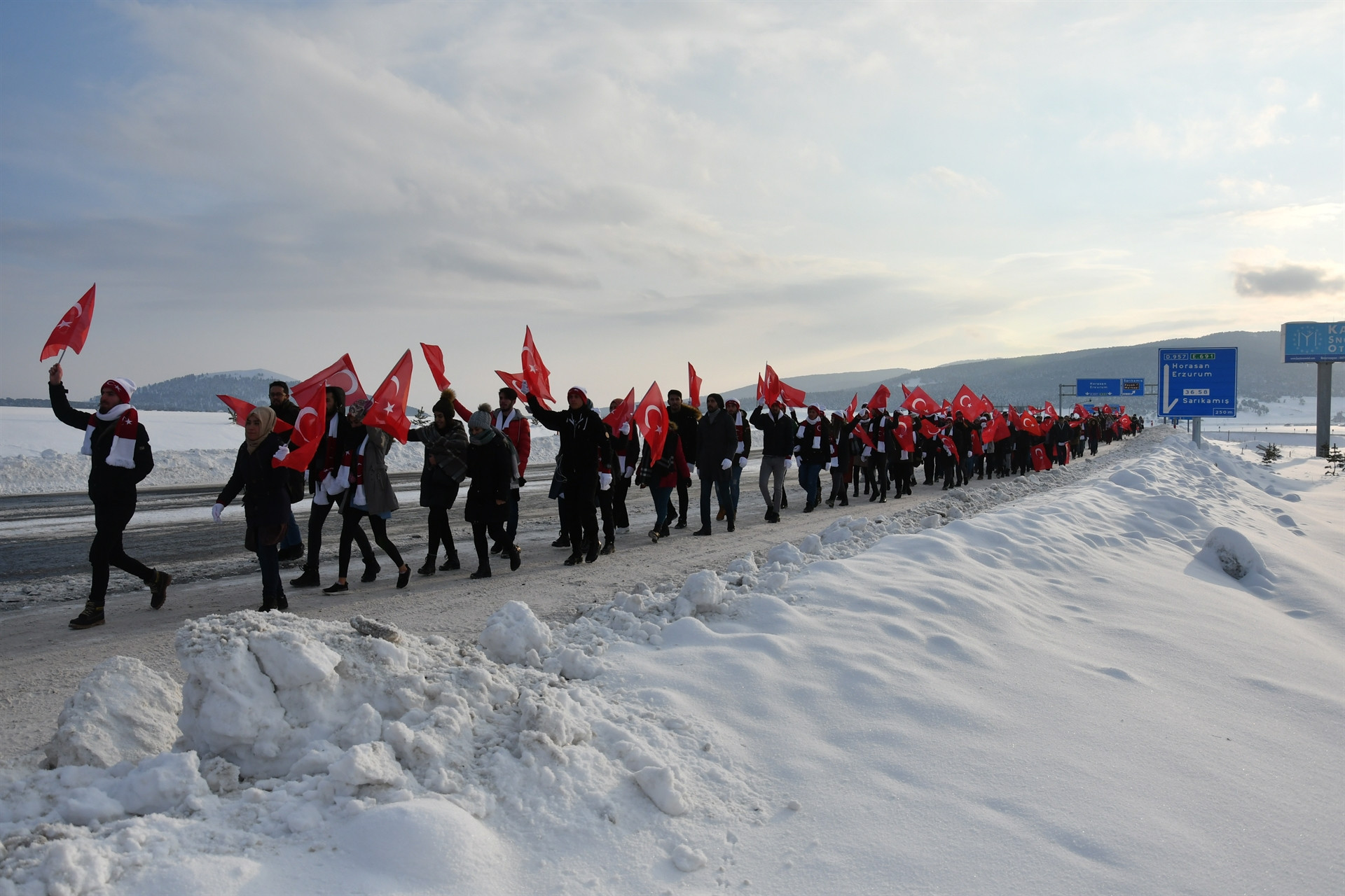 Sarıkamış şehitleri için eksi 15 derecede saygı nöbeti
