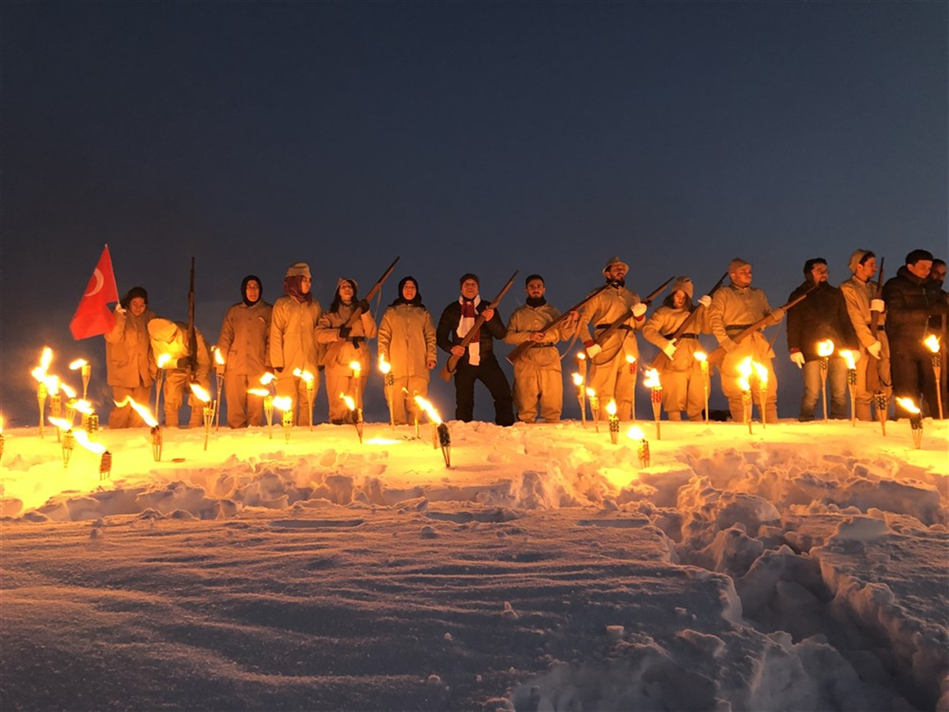 Sarıkamış şehitleri için eksi 15 derecede saygı nöbeti