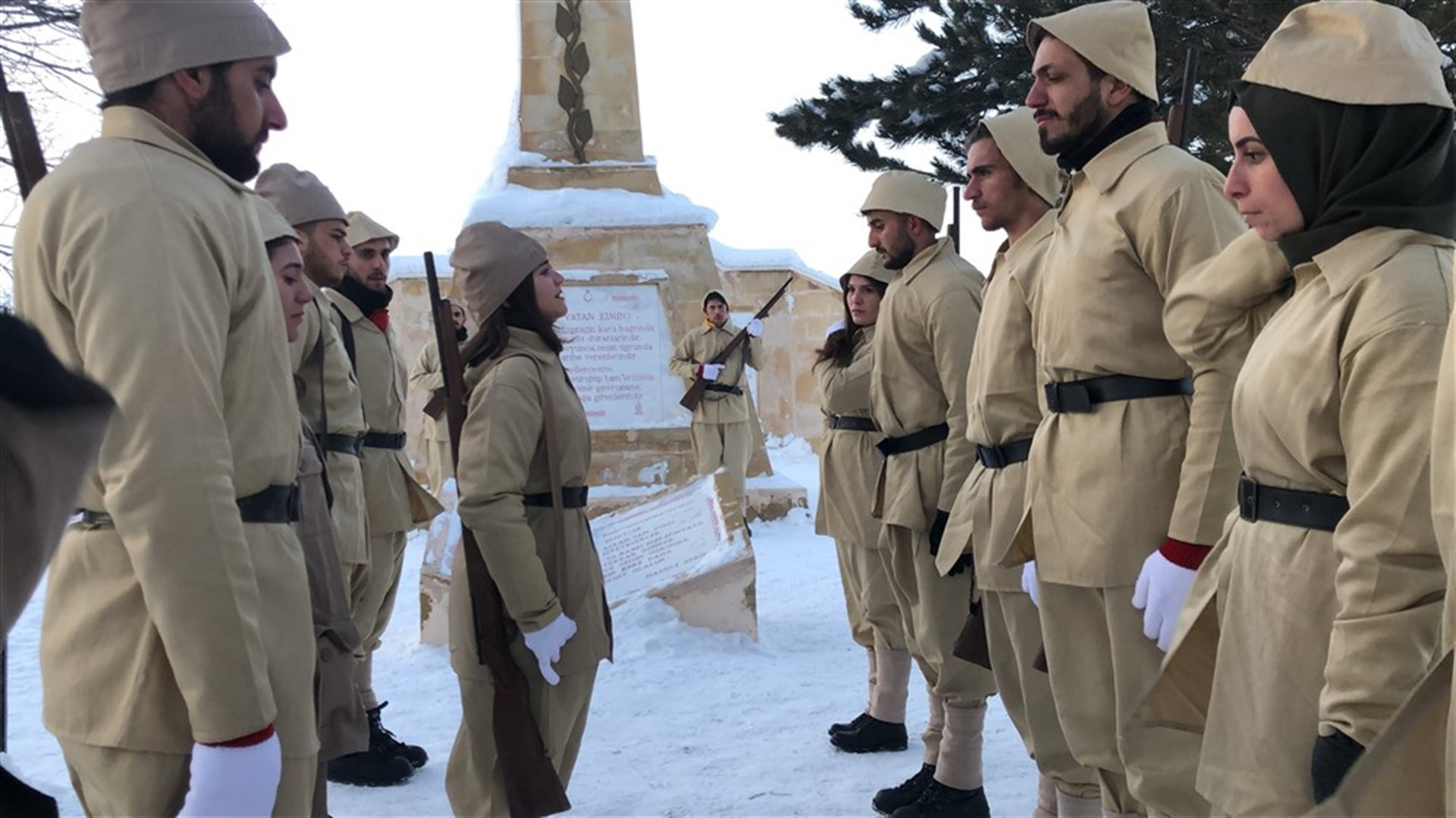 Sarıkamış şehitleri için eksi 15 derecede saygı nöbeti