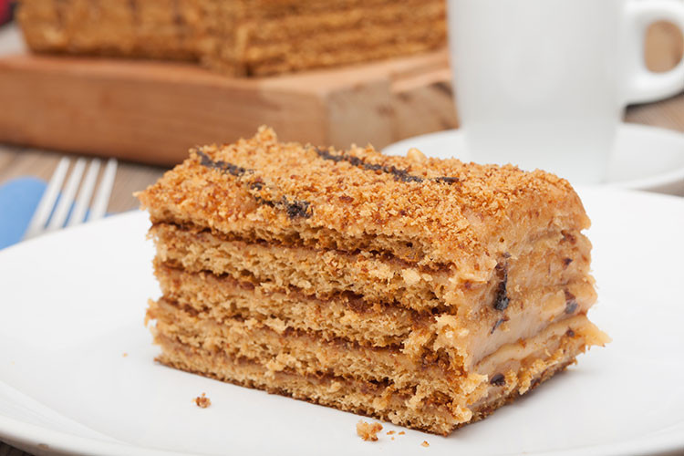 Ballı Rus pastası (medovik) tarifi