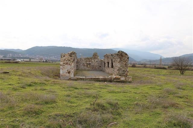 Kanuninin yaptırdığı tarihi mescide yeni dönem metal doğrama takıldı