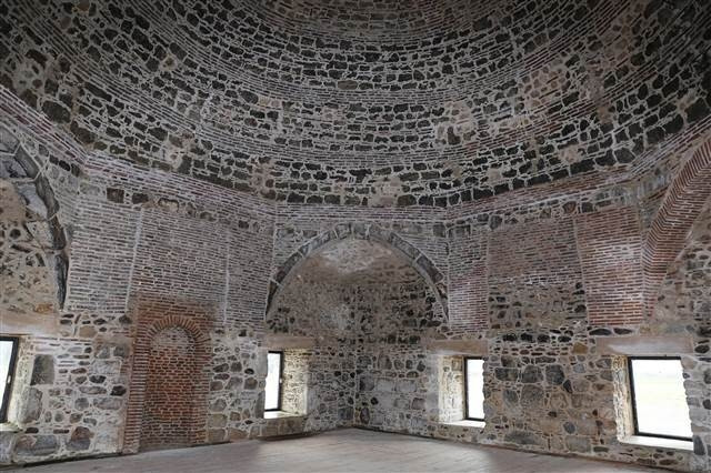 Kanuninin yaptırdığı tarihi mescide yeni dönem metal doğrama takıldı
