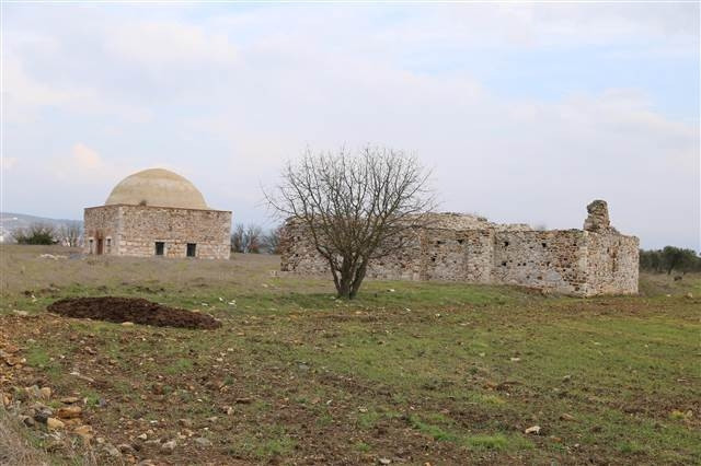 Kanuninin yaptırdığı tarihi mescide yeni dönem metal doğrama takıldı
